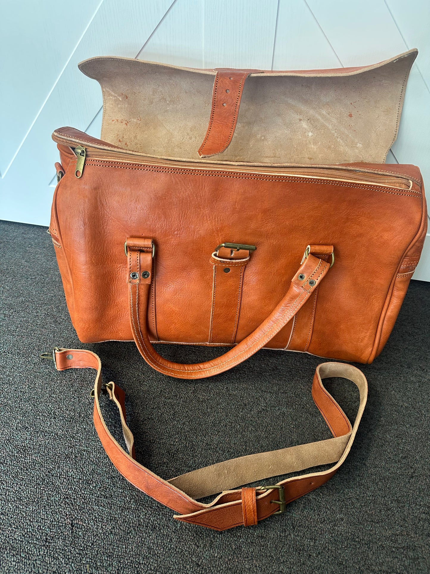 Large Angelica leather traveling bag with strap
