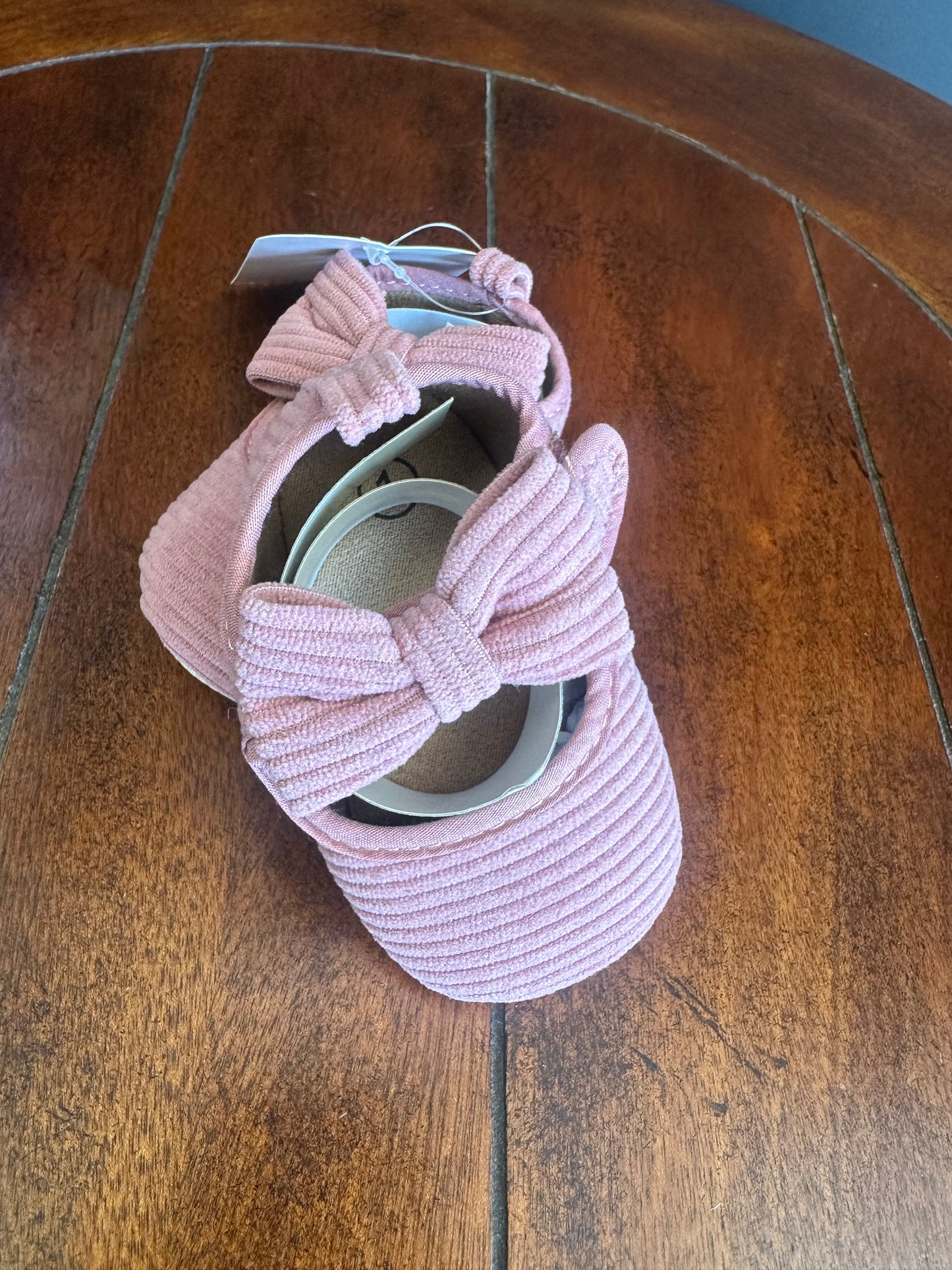 Baby shoes with bows