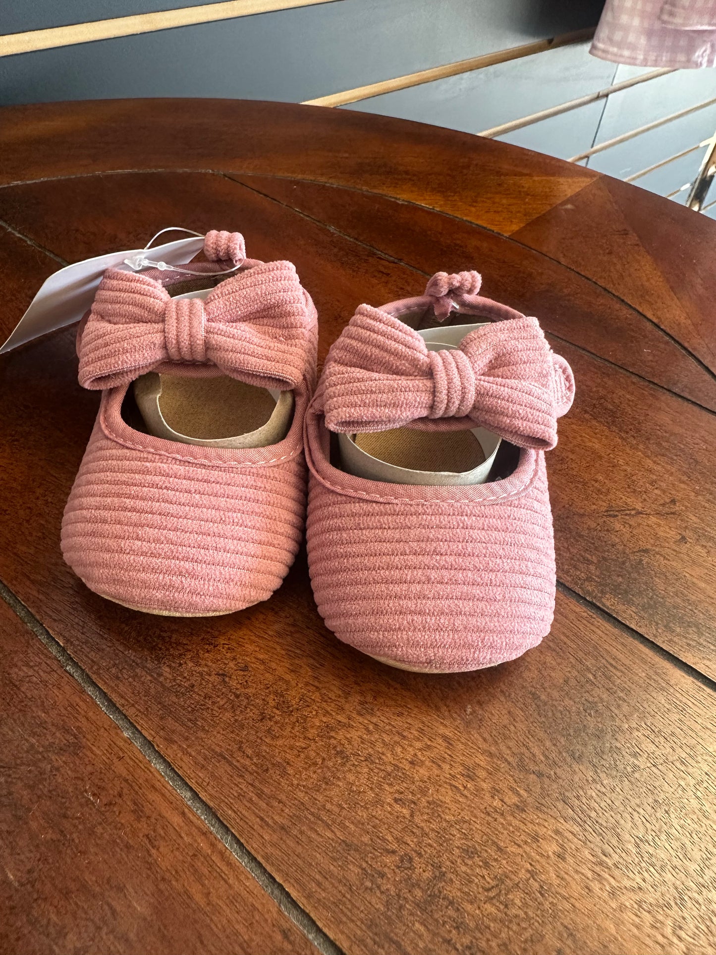 Baby shoes with bows