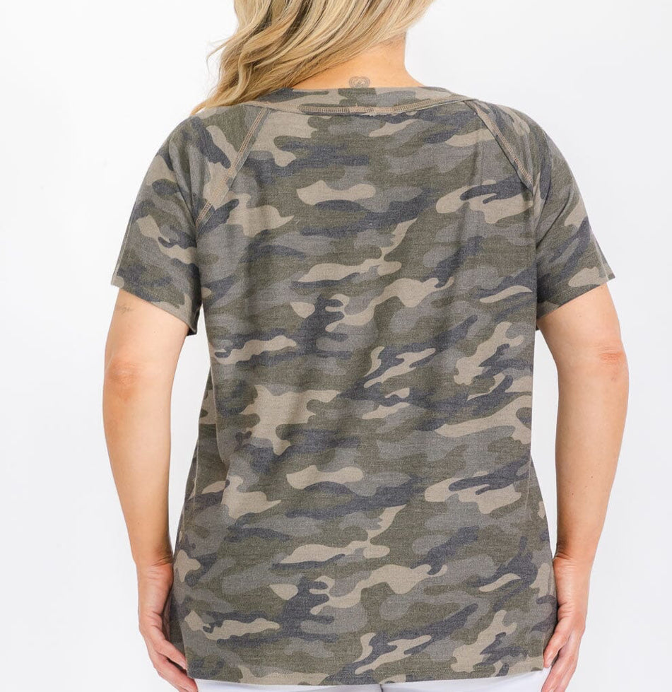 PLUS SIZE SHORT SLEEVE V-NECK CAMOFLAG POCKET TOP