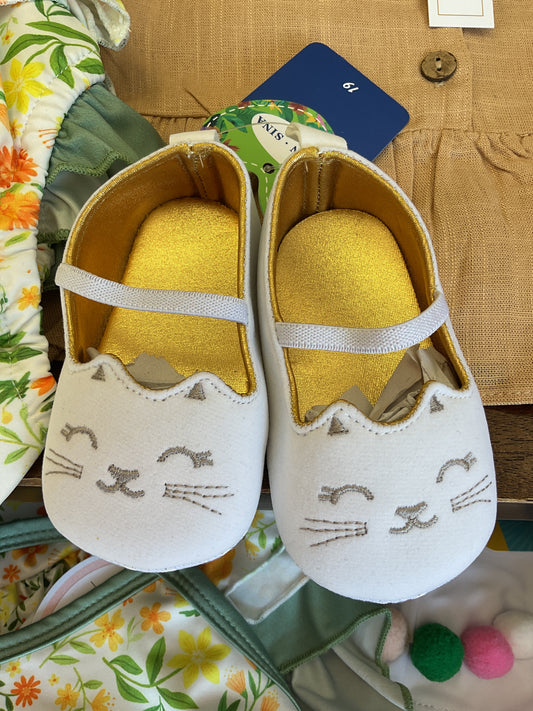 White kitty baby shoes