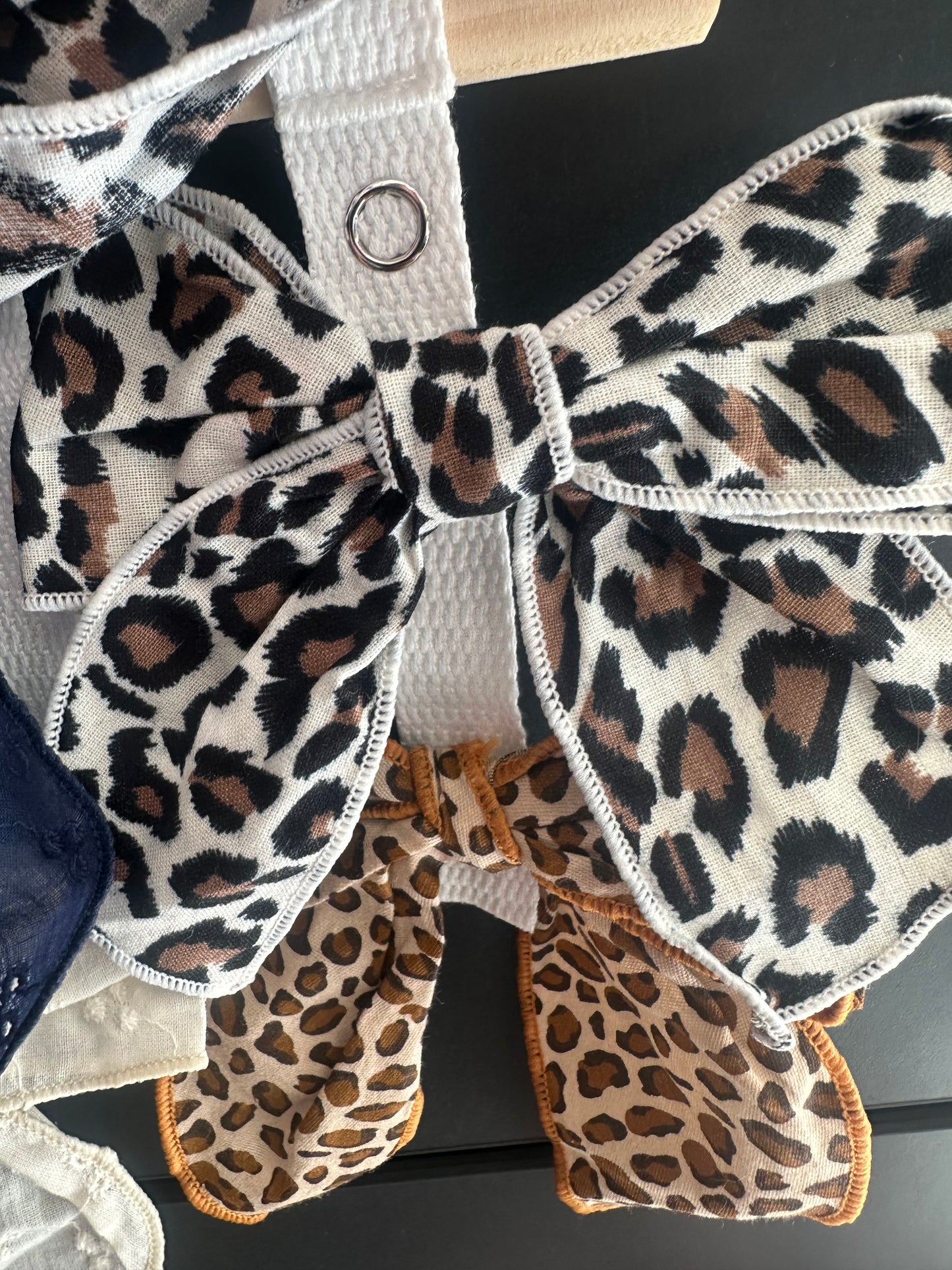 Médium size cheetah bow