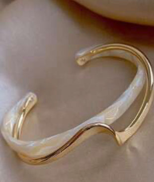 Gold and pearl white bracelet