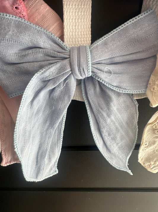 Médium size blue bow