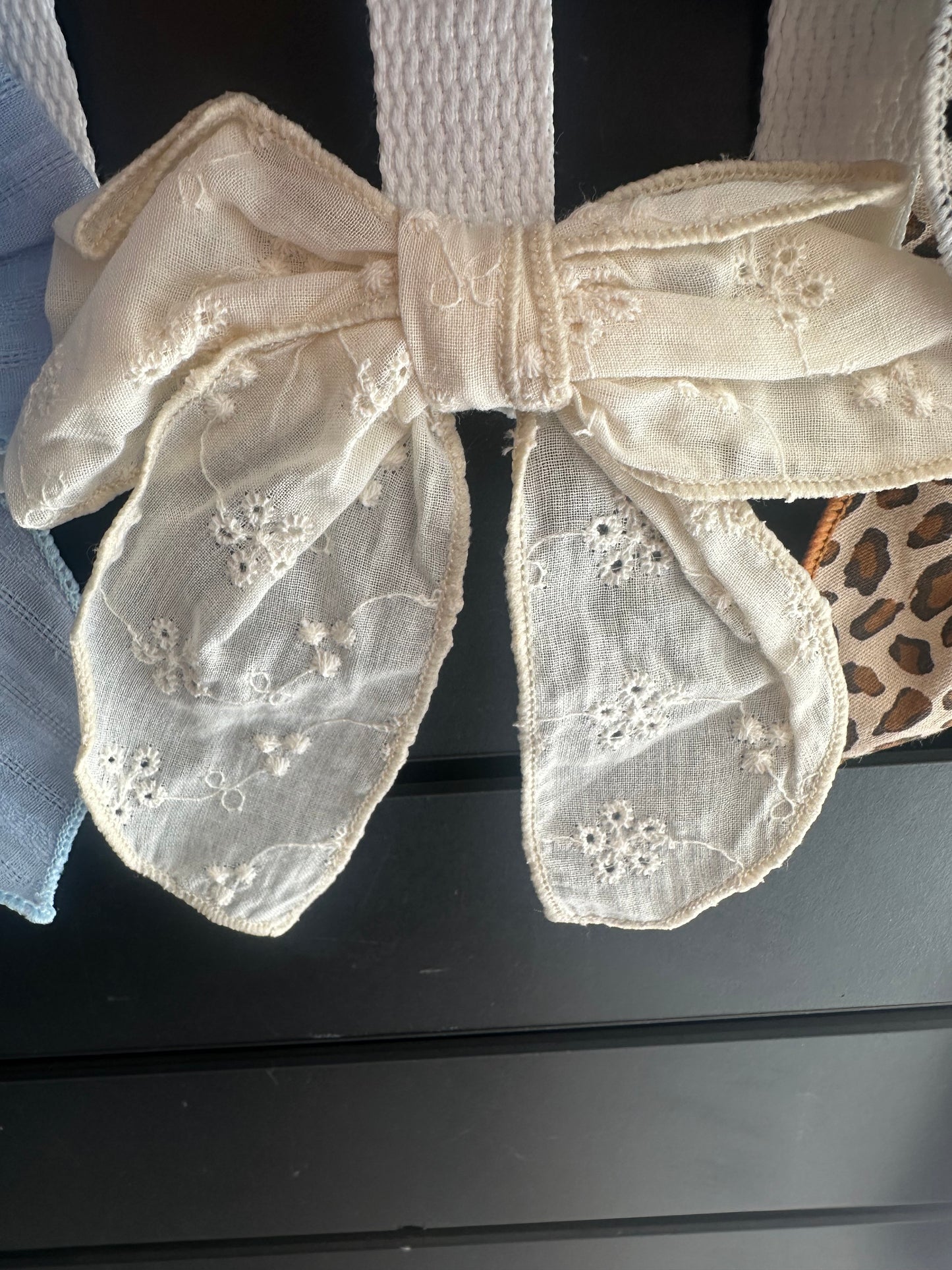Médium size white bow