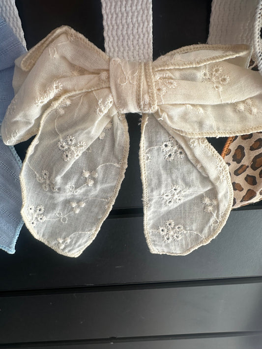 Médium size white bow