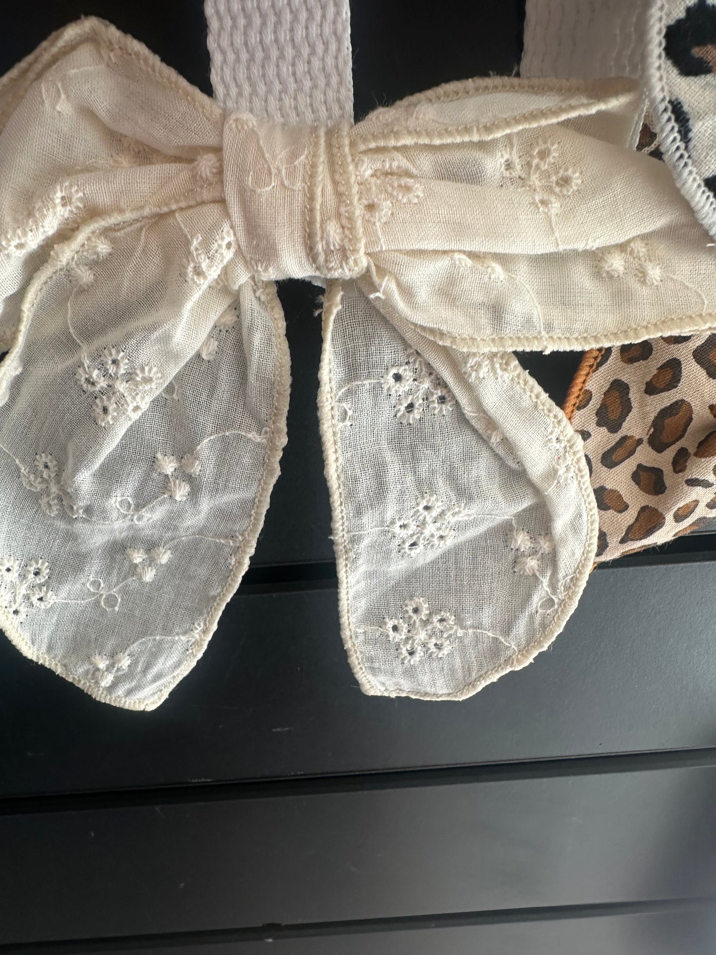 Médium size white bow