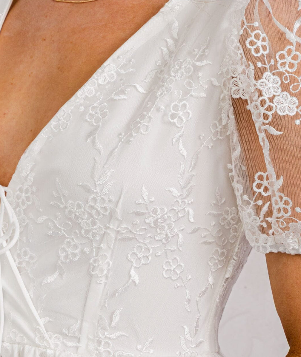WOMEN'S SHORT SLEEVE V-NECK OPEN BACK LACE FIT & FLARE MINI DRESS
