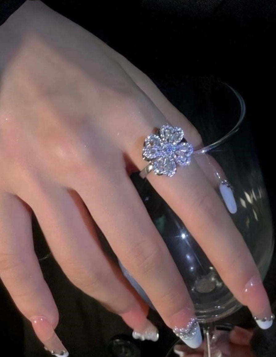 Rotating 4 leaf clover ring