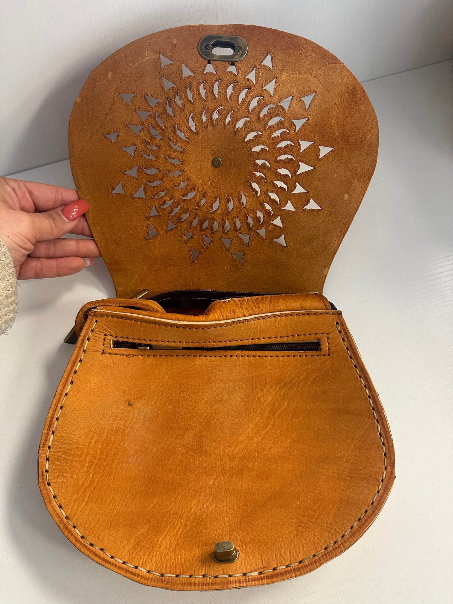 Small Aaliyah leather crossbody body with white stone