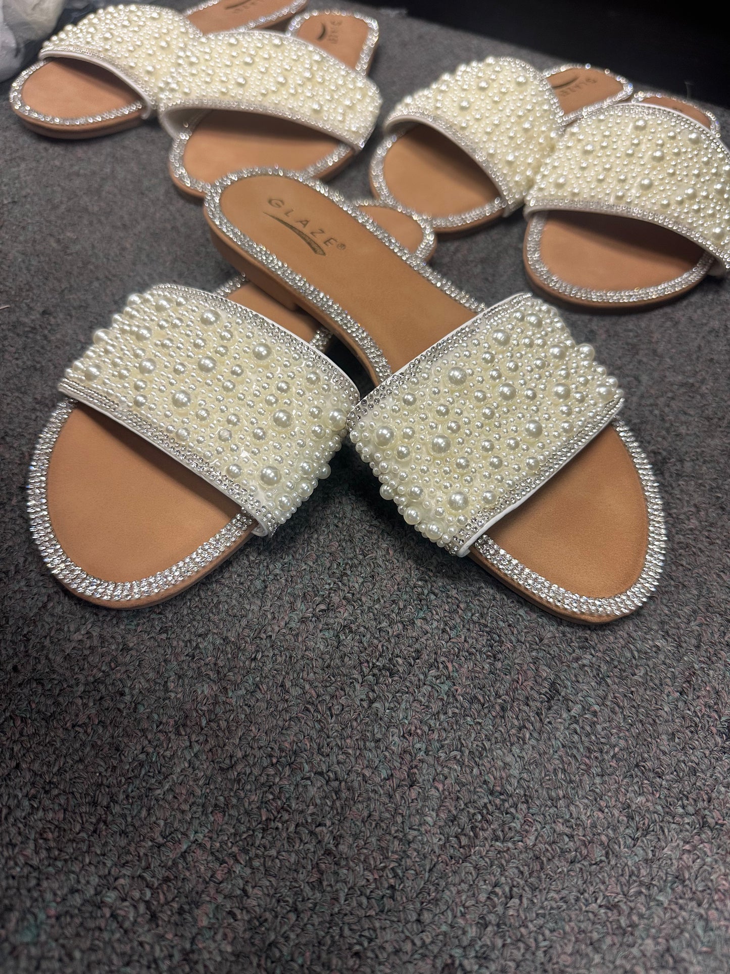 Ivory sandals with pearls