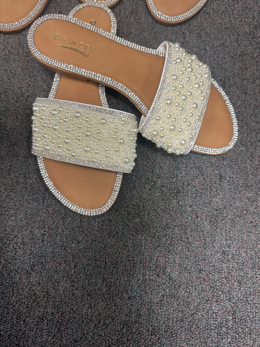 Ivory sandals with pearls