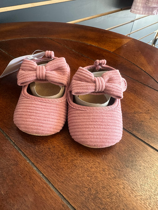 Baby shoes with bows