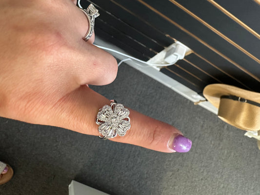 Rotating 4 leaf clover ring