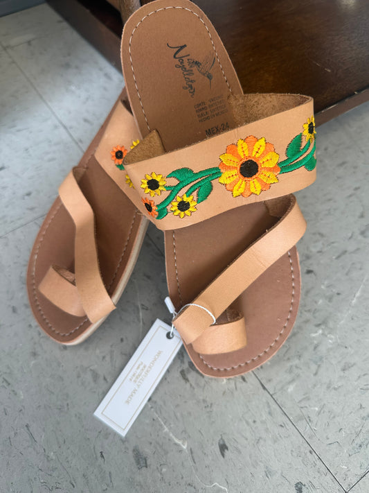 Leather sandals with embroidered flowers