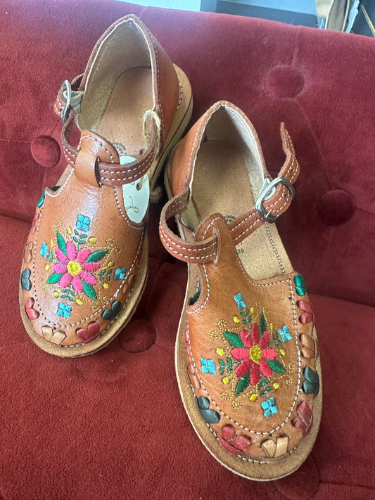 Girls leather embroidered huaraches
